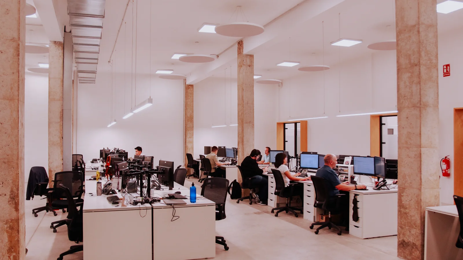 Equipo de YMANT en las oficinas de Valencia